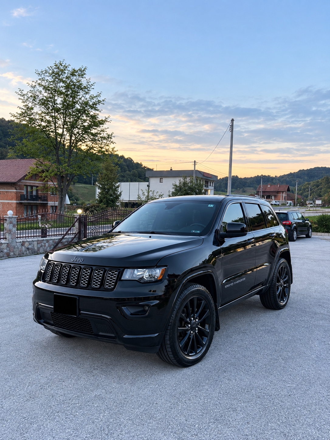 2020 Jeep Grand Cherokee Altitude front three-quarter view