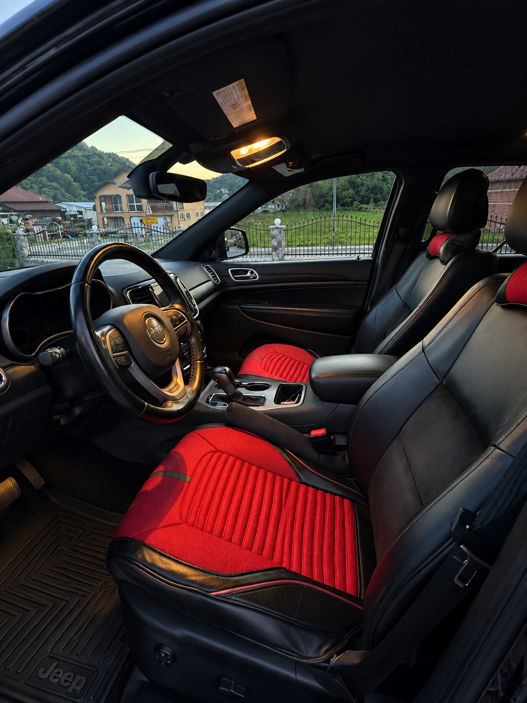 Jeep Grand Cherokee Altitude front seats
