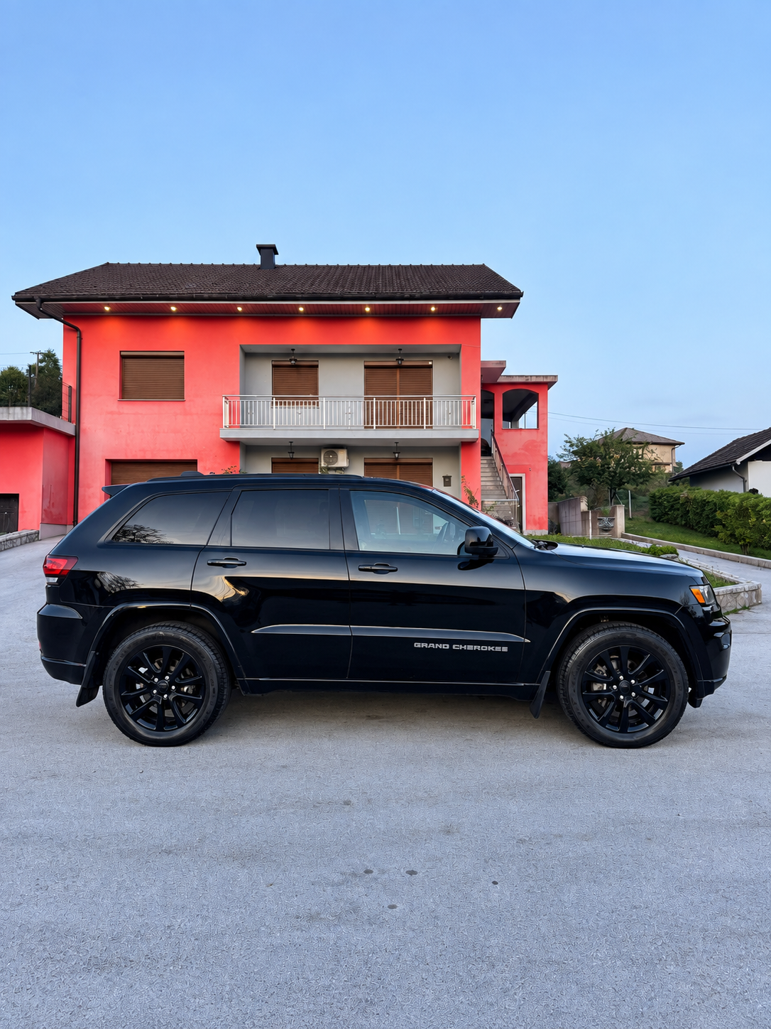 2020 Jeep Grand Cherokee Altitude side view