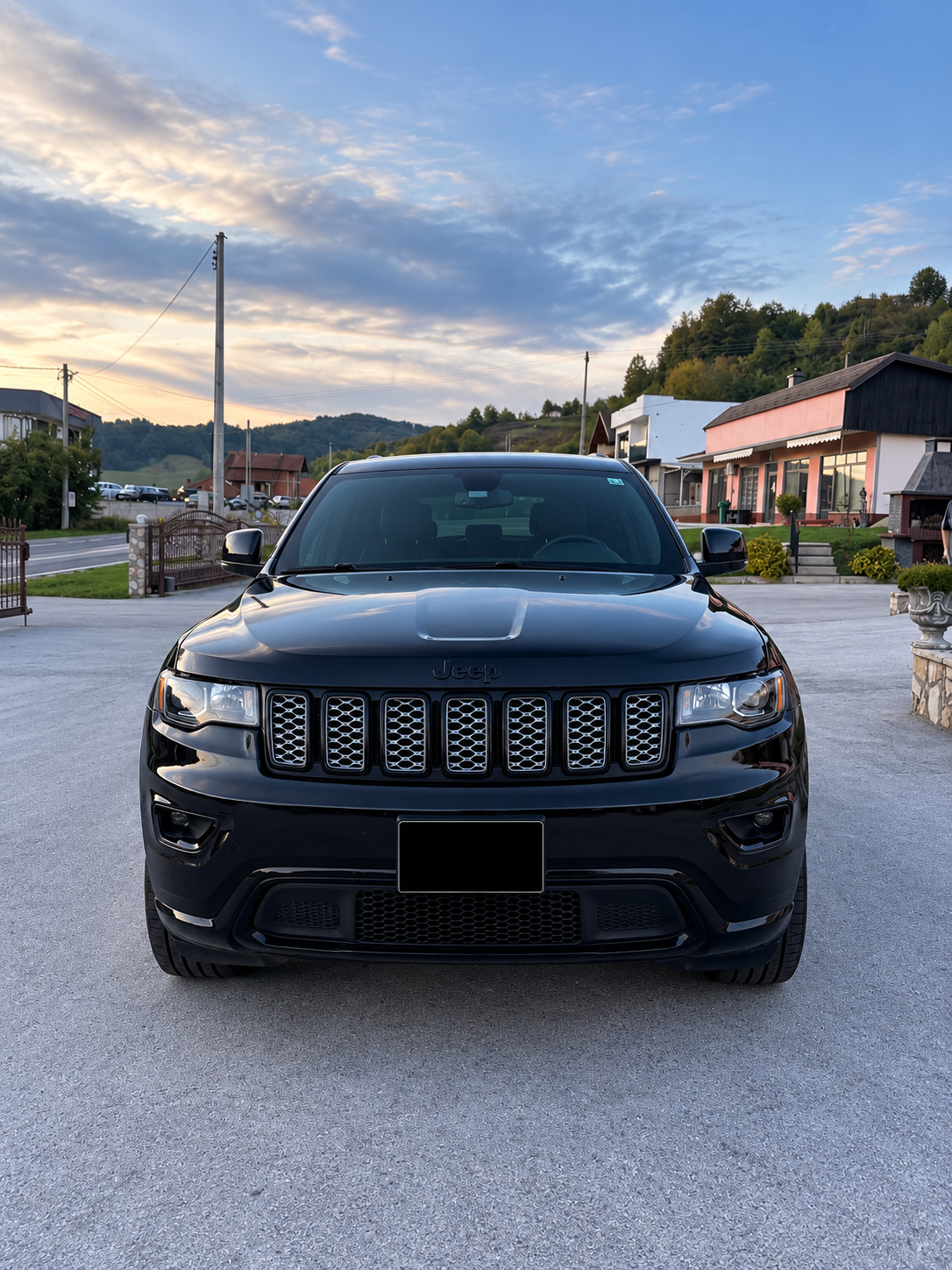 2020 Jeep Grand Cherokee Altitude front view